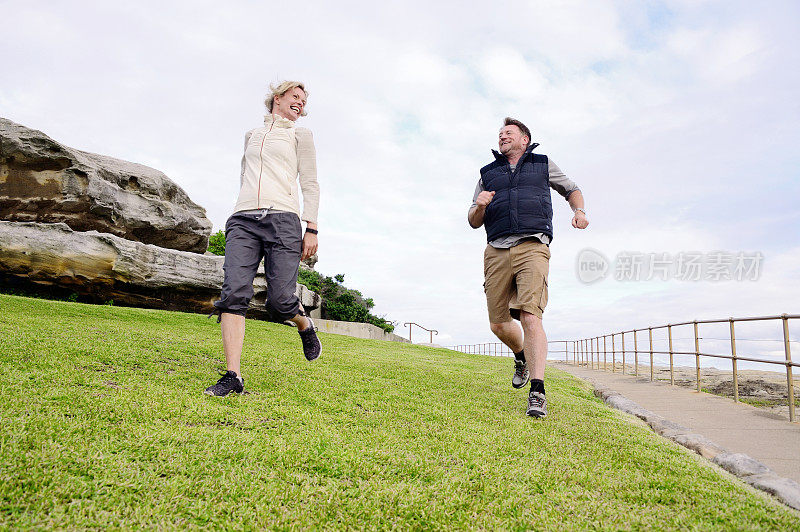 邦迪上的Running Couple